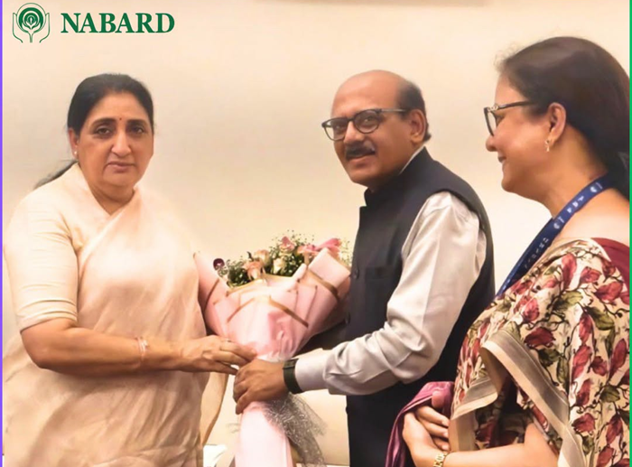 NABARD CGM calls on Dy CM, Maharashtra